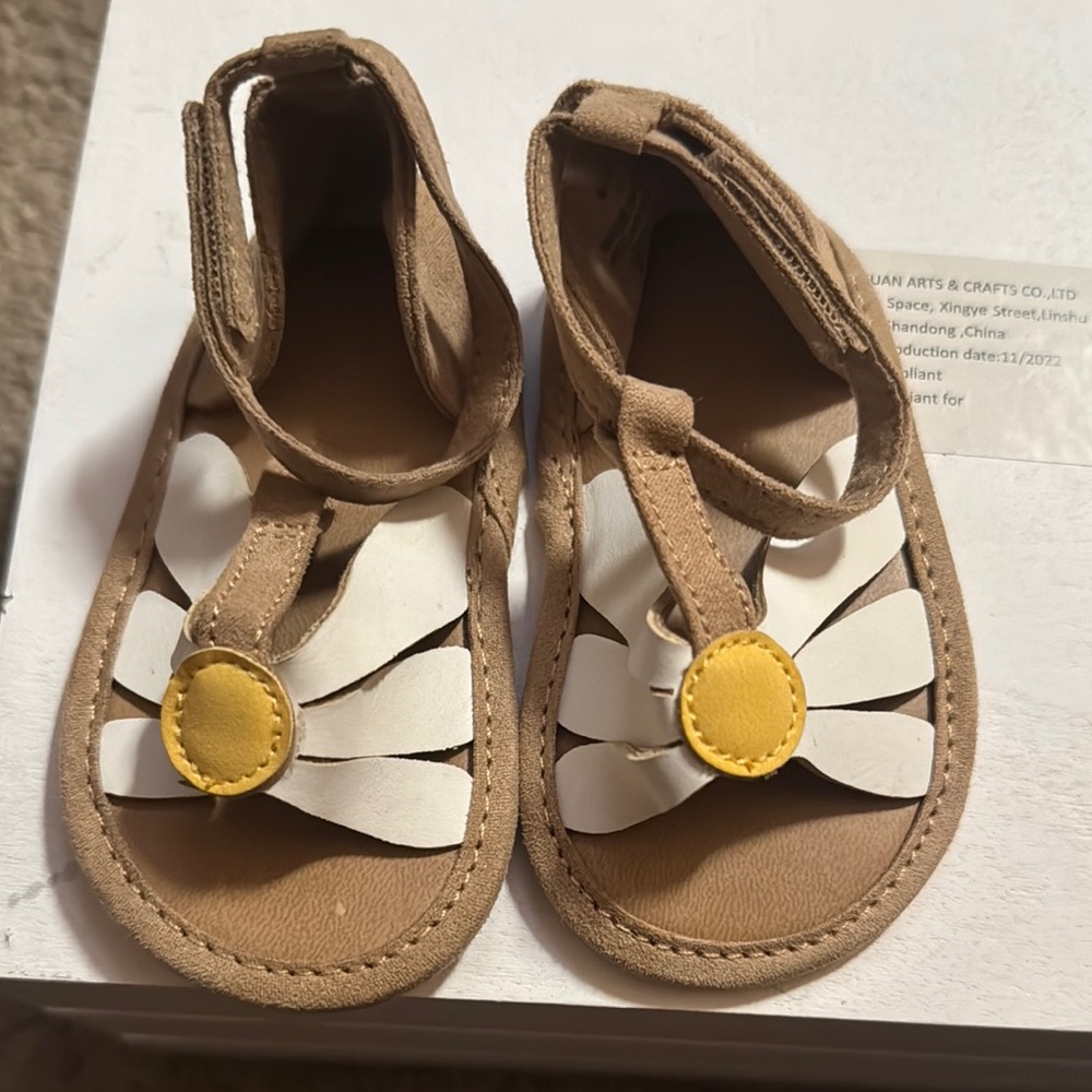 Old Navy Tan and White Sandals with Daisy Design